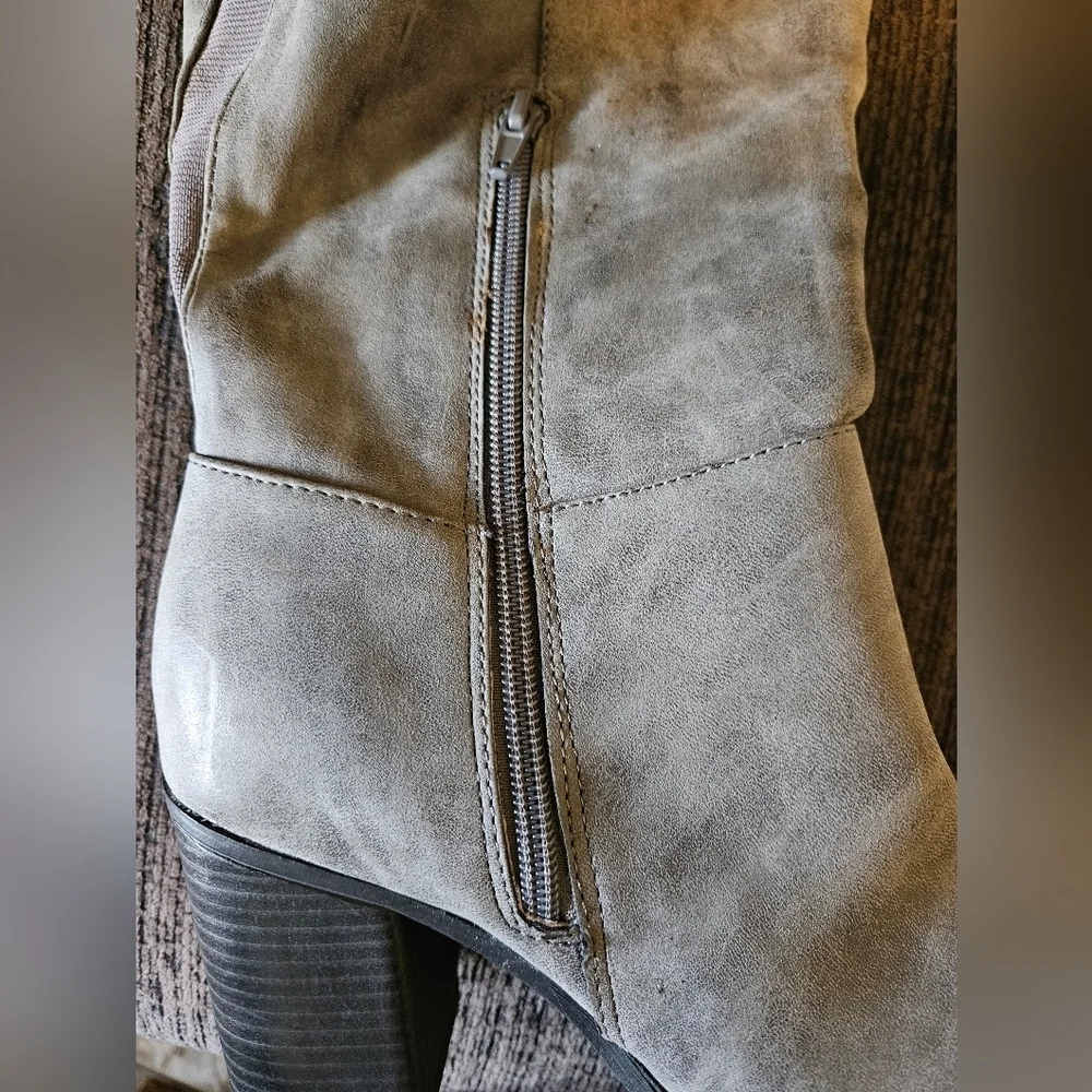 NWT WOMEN'S GREY DISTRESSED DOUBLE STRAP OVER THE KNEE HEELED BOOTS SIZE 8W